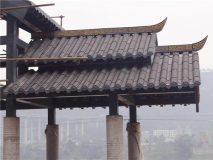 宜興市榮珂陶瓷是一家仿古筒瓦,寺廟筒瓦,園林古建瓦,寺廟瓦琉璃瓦,陶瓷彩瓦,西班牙瓦,s瓦,平板瓦,雙筒瓦,石板瓦,劈開磚等產(chǎn)品的經(jīng)銷批發(fā)的基地,品種齊全,價格合理。咨詢服務熱線:李經(jīng)理：13196506999