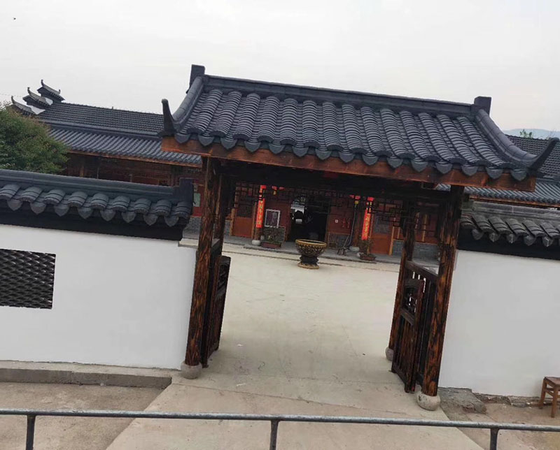 宜興市榮珂陶瓷是一家仿古筒瓦,寺廟筒瓦,園林古建瓦,寺廟瓦琉璃瓦,陶瓷彩瓦,西班牙瓦,s瓦,平板瓦,雙筒瓦,石板瓦,劈開磚等產(chǎn)品的經(jīng)銷批發(fā)的基地,品種齊全,價(jià)格合理。咨詢服務(wù)熱線:李經(jīng)理：13196506999